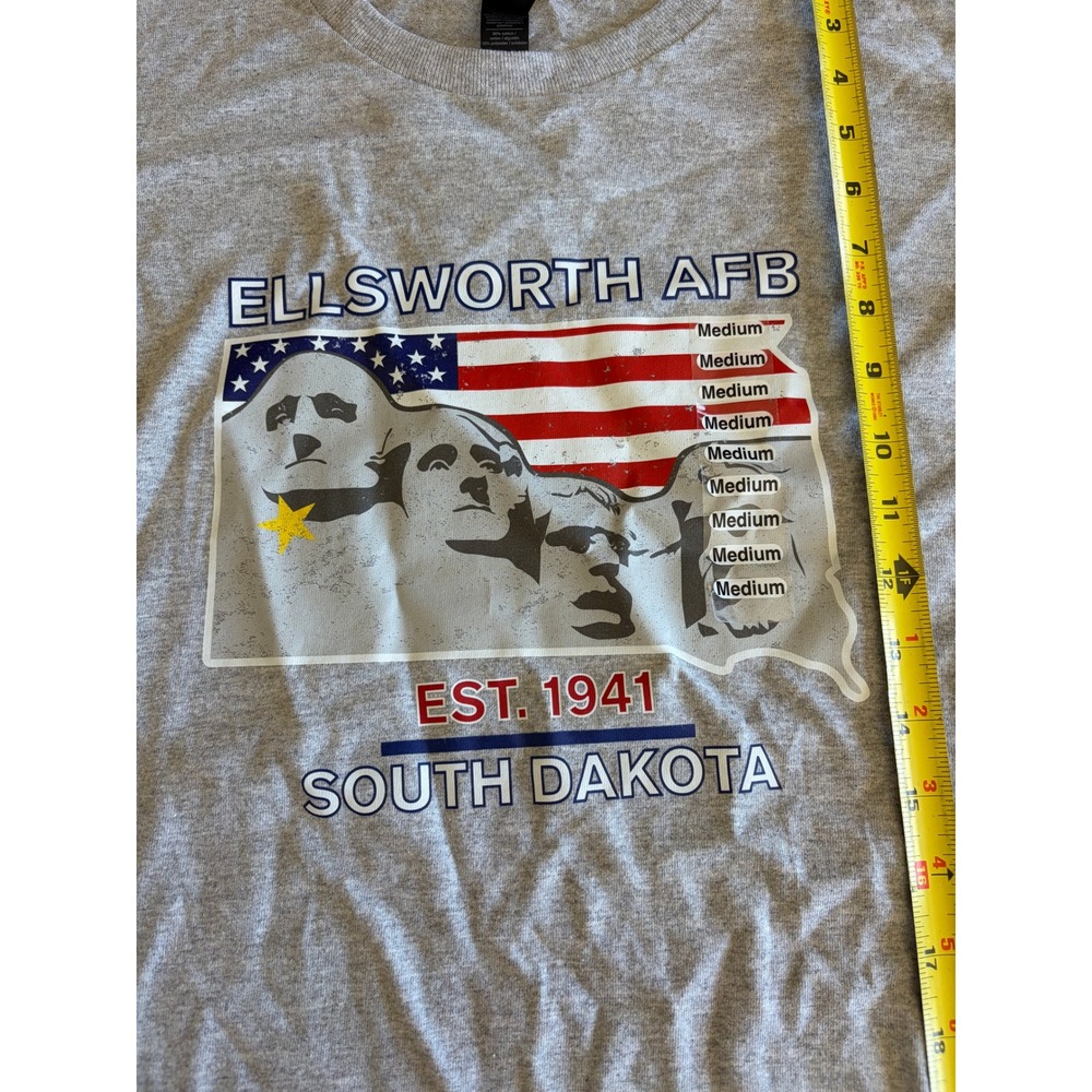 Gildan Ellsworth AFB South Dakota Mount Rushmore Gray Graphic T-Shirt Mens‎ M